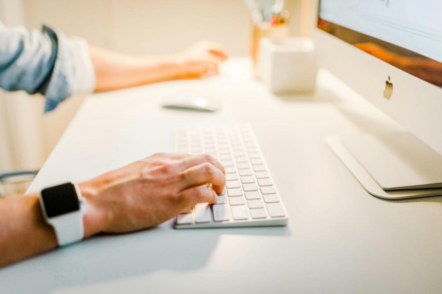 Grupo de personas trabajando colaborativamente en finanzas
